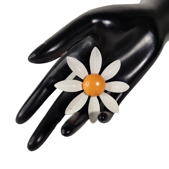 American Vintage Jewelry - Vintage Flower Power Enamel Daisy Brooch